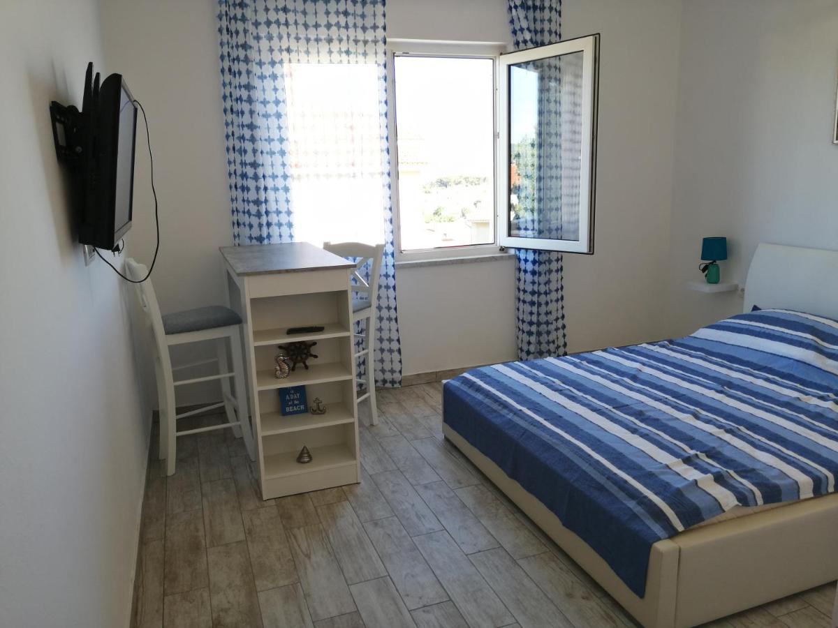 Apartmani Nevera Krk Town Bagian luar foto